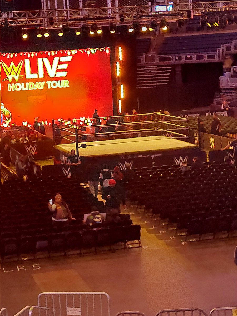 nix2886's tweet photo. #wwecolumbus Let's get this started! https://t.co/gcHfAaHqlh