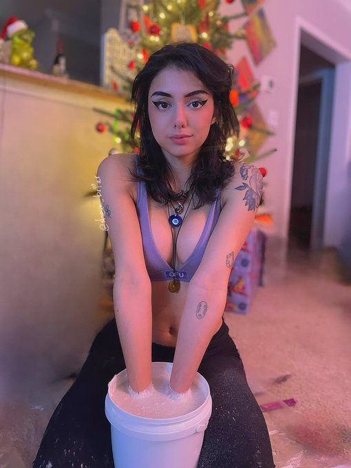 oh no 😩! i trapped myself in a bucket of cement! 🥺help me? https://t.co/CtQTFg4ADo