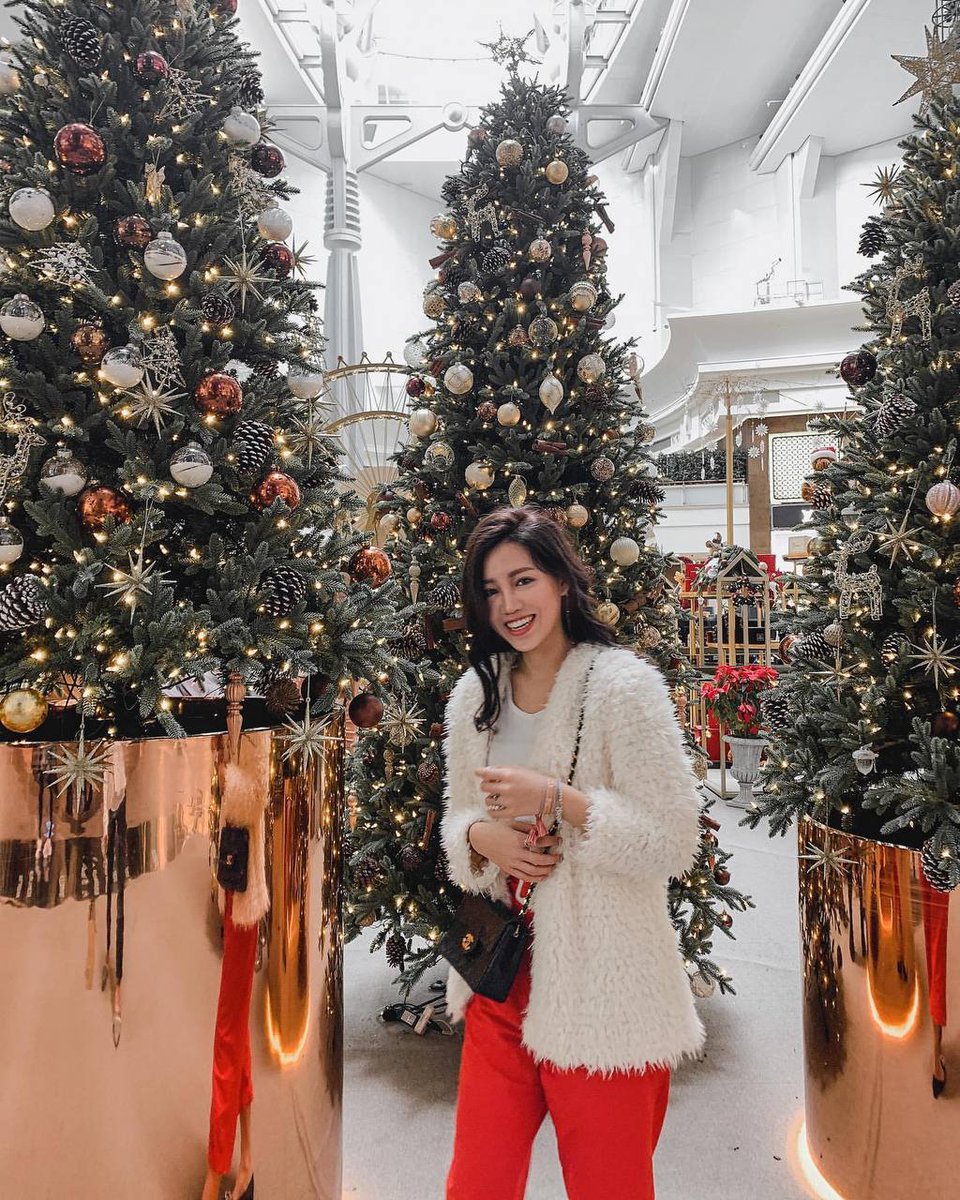 Ruby12325's tweet photo. #Christmas #landscapes #clothes 
White dress with red pants https://t.co/yg1GAFbI4m