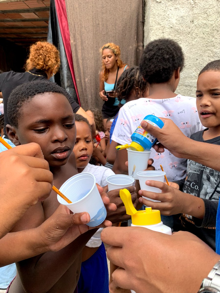 ALBVRTE's tweet photo. Foi incrível somar com o projeto Icafro e com as crianças da Mangueira. Compartilhar o que sei com elas, além de ensinar, eu aprendo muito também.
-
Todos os direitos reservados aos marginais.
-
#Albarte #GaleriaAlbarte #Artefavelada #RJ #ZN #ArteMarginal #MobilizaçãoMarginal https://t.co/PfrfvgJfOe