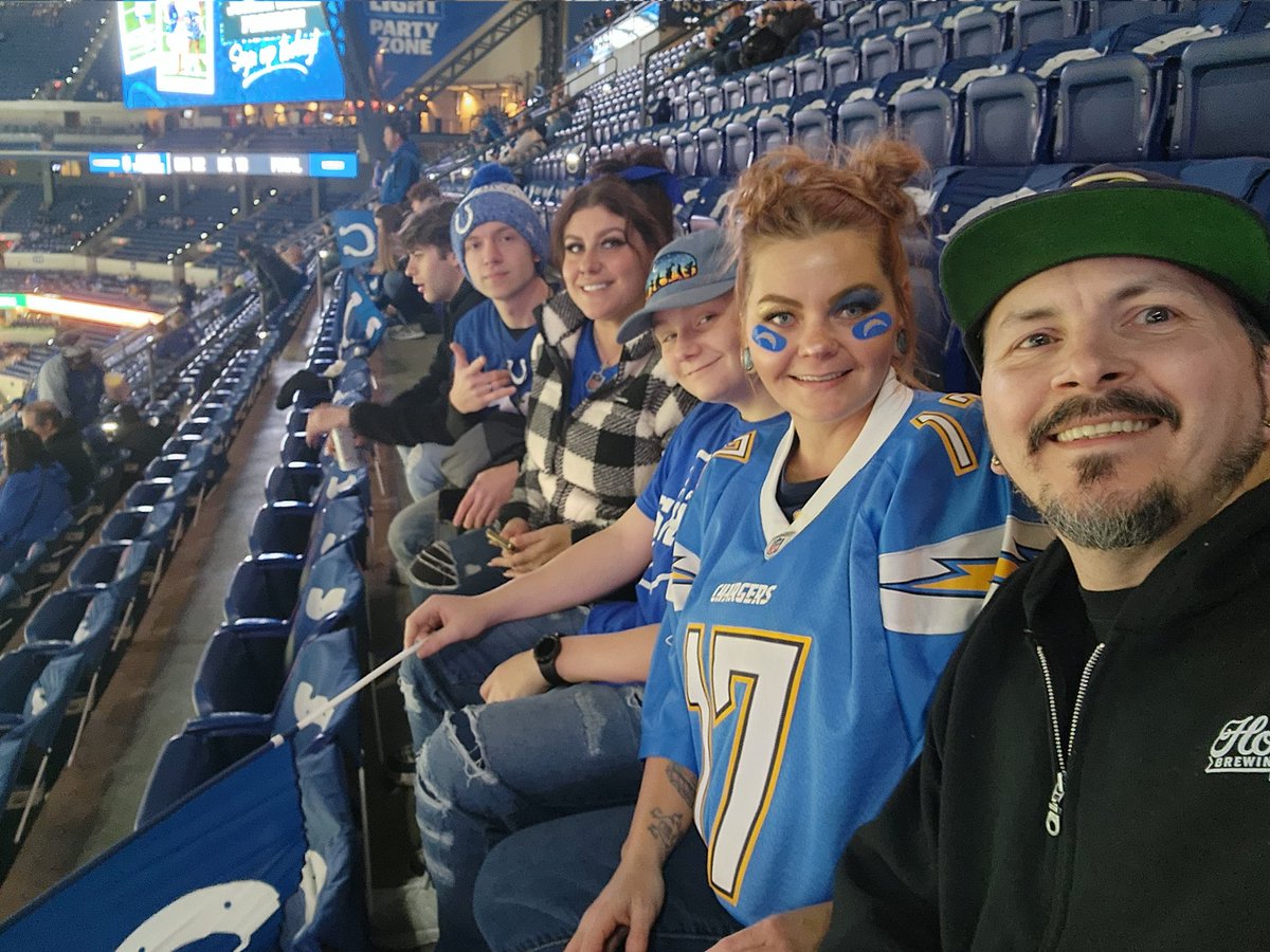 Keciars15's tweet photo. Let's go boys #BOLTUP #MondayNightFootball #Chargers https://t.co/zDb4paB5sm