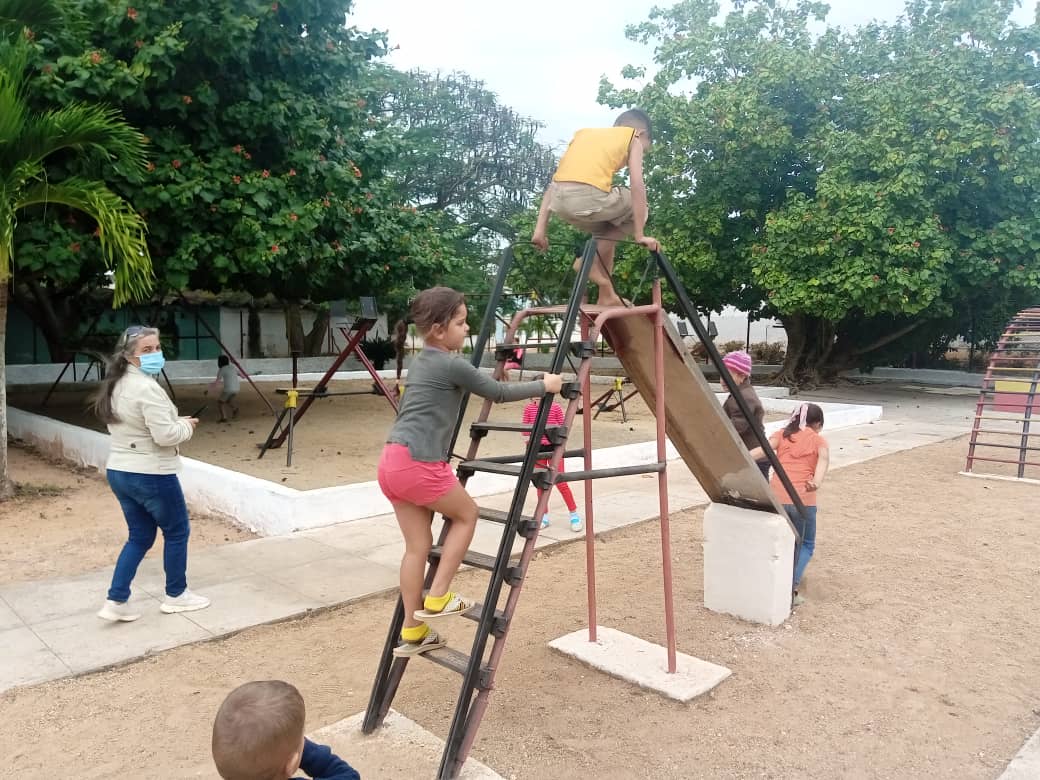 LuisAlbertRodr's tweet photo. Importantes centros de prestación de servicios para la población, un parqué infantil, un mercado agropecuario y una funeraria fueron reinaugurados en el poblado de San José de Marcos en #JagueyEnVictoria, en saludo al #64Aniversario de la Revolución.
#Matanzas.
@SuselyMorfaG. https://t.co/YtwnhFPtFg