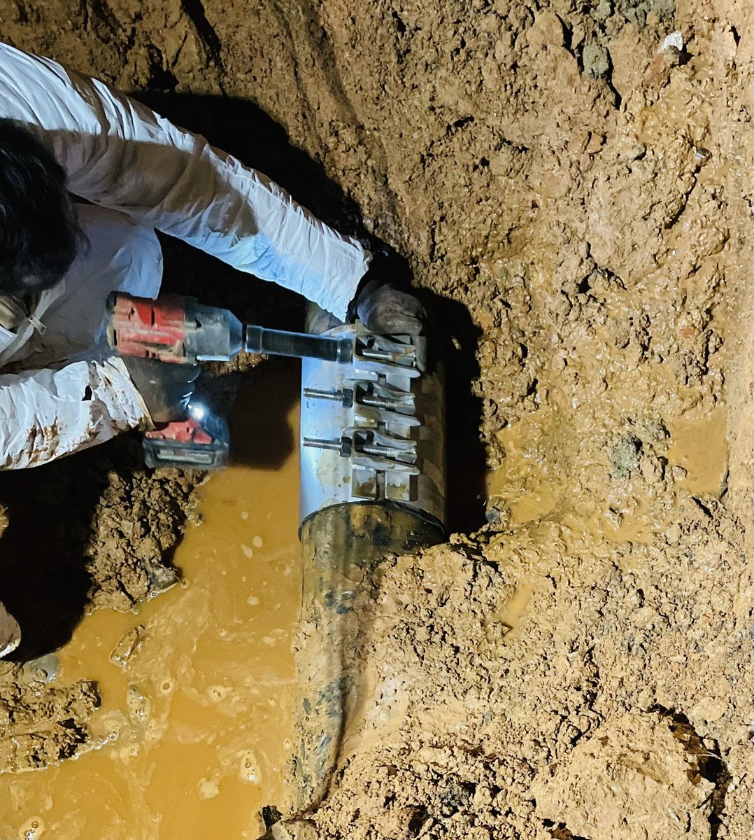 Another clamp installed, another water main back in service and we’re off to the next repair. Current stats: 75 water main breaks & leaks in Montgomery and Prince George’s counties tonight. #aginginfrastructure #coldweather #watermains