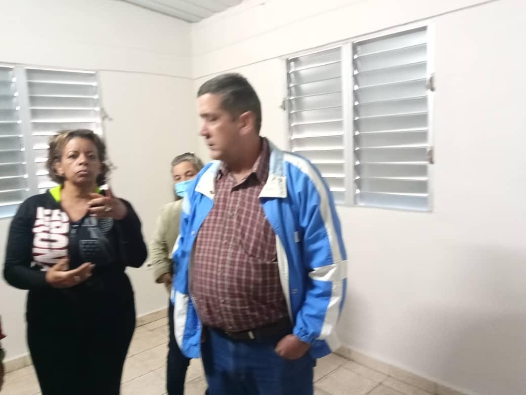 LuisAlbertRodr's tweet photo. Tres trabajadores de la Empresa Agroindustrial Victoria de Girón en #JagueyGrande reciben las llaves de sus nuevas viviendas cómo regaló vísperas del #64AniversarioDeLaRevolución.
#FidelPorSiempe.
#MatancerosEnVictoria.
@SuselyMorfaG,
@IvnMartnezIzqu1,
@mariofsabines,
@hidovaldo. https://t.co/5YEiZ0abT8