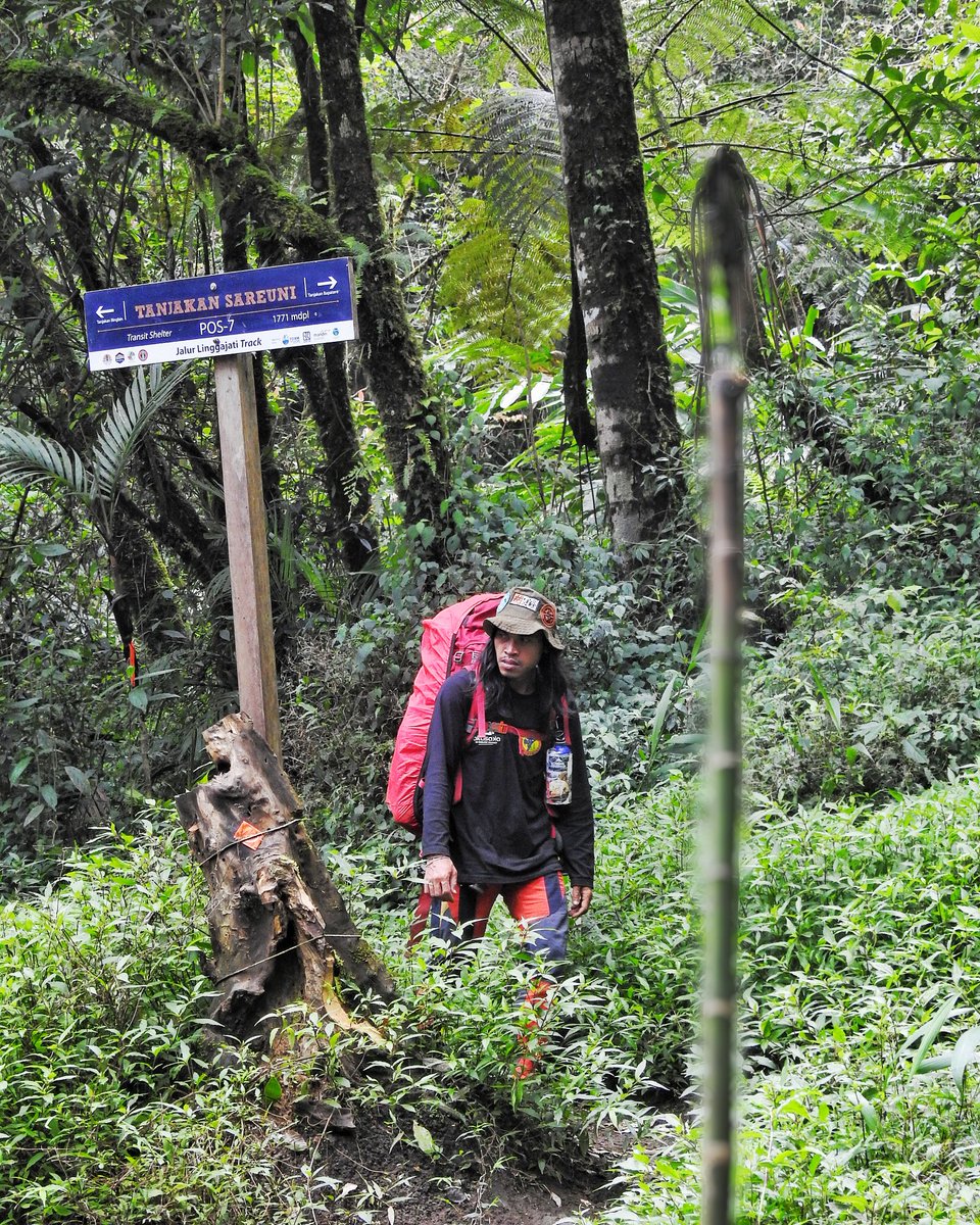 ciremai_gunung's tweet photo. Menggendong tas carrier saat pendakian gunung memang terasa berat ya. Tapi itulah perjuangan dalam menggapai puncak gunung.
#sobatCiremai, ingin mendaki melalui lima pintu masuk jalur pendakian gunung Ciremai: #apuy, #linggajati, #linggasana, #palutungan, #trisaktisadarehe https://t.co/JtmphFAY1v