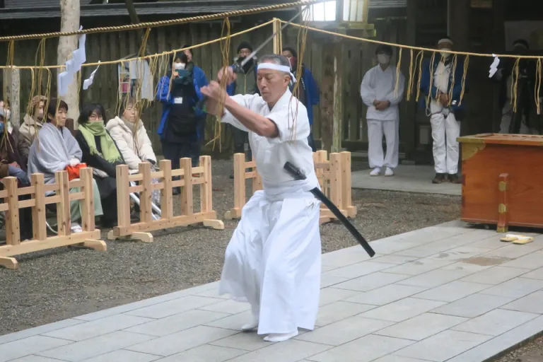musubi_sato's tweet photo. https://t.co/zn29RMJYgH

天岩戸神社奉納演武
12月22日（冬至）、高千穂の天岩戸神社「注連縄張御神事」で演武を奉納しました https://t.co/qNCuuDB5F4