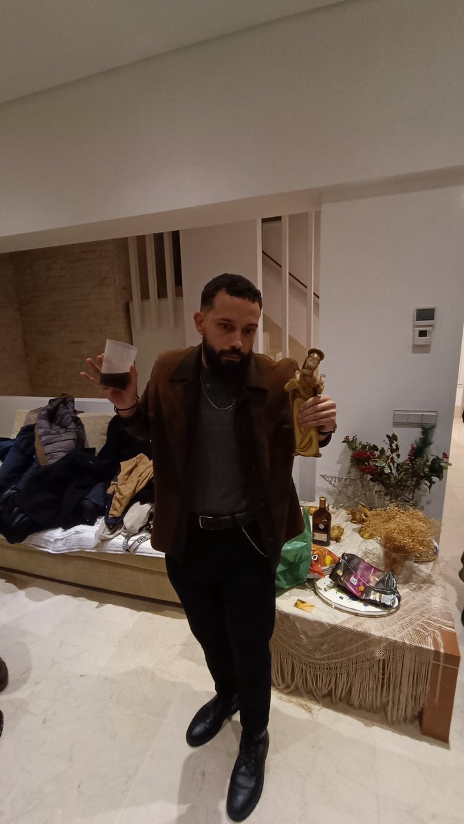 PakoHevia's tweet photo. No huele un poco raro aquí? https://t.co/caKCrVtEgC