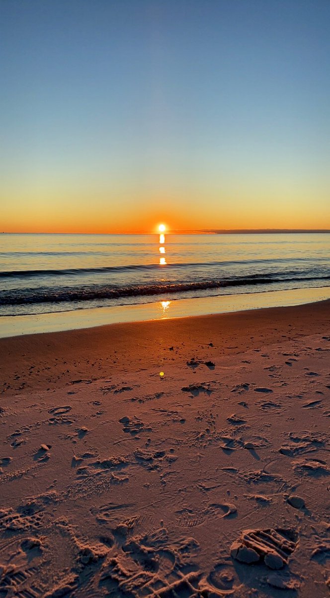 ericsood2's tweet photo. Beachside sunsets are a thing of beauty! https://t.co/NwxtHioMc6