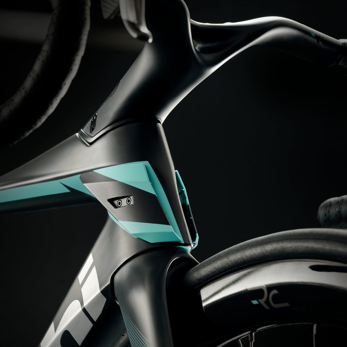BianchiJAPAN's tweet photo. Oltreはライダーとバイクを一つの「システム」として捉え設計。

コクピット、エアディフレクター、レパルトコルサによるコンポーネント。すべてが組み合わさることでスピードを生み出す。

#OltreRC #OltrePRO  #RepartoCorse #Aerovolution #ビアンキ #Bianchi #RideBianchi https://t.co/VbDXWr7NQ1