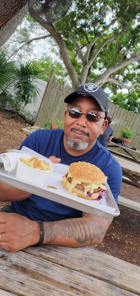 egwade01's tweet photo. First vegan burger! https://t.co/vkYr5MmOzx