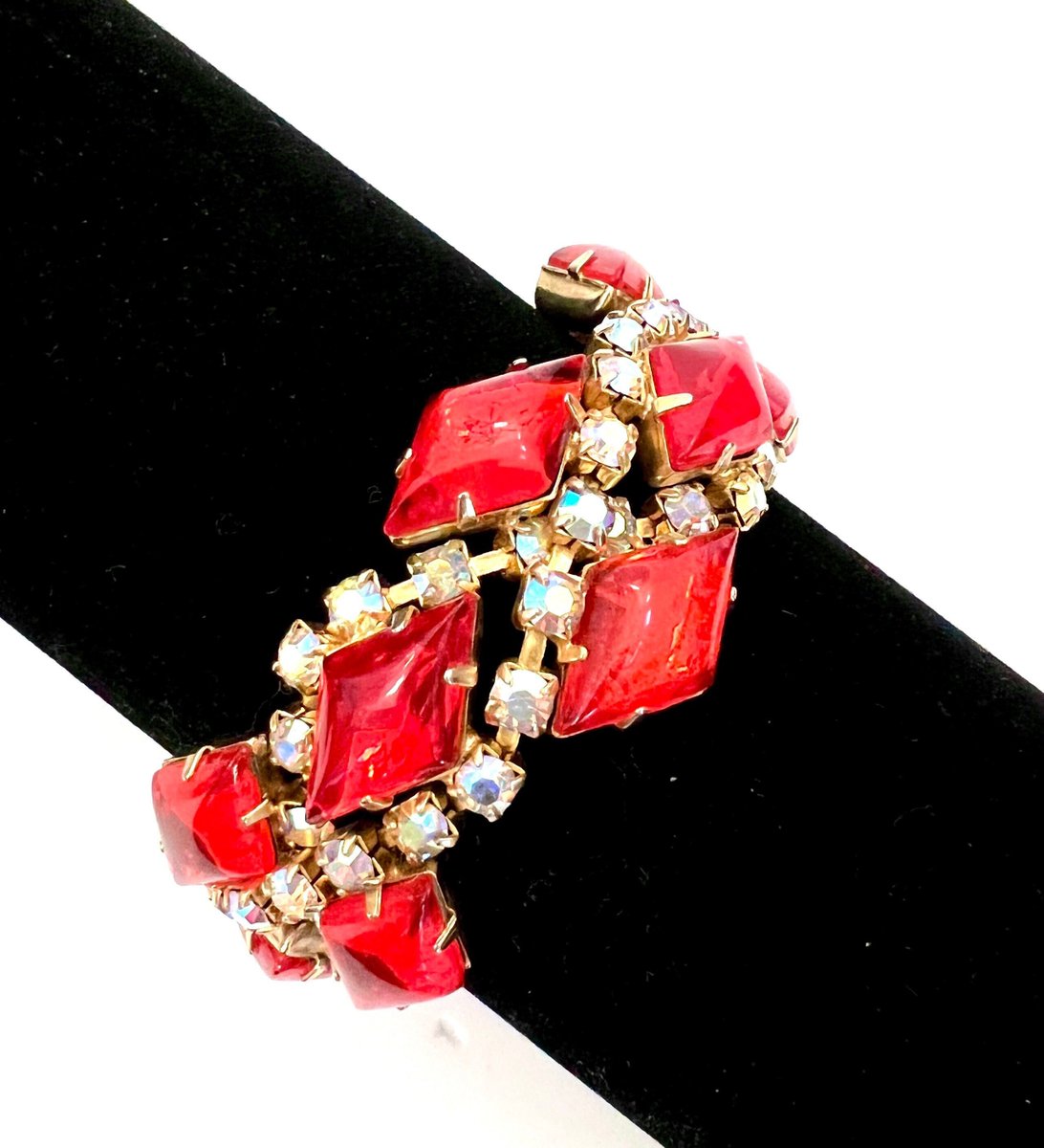 VintageImagine's tweet image. Unique Vibrant Rhinestone Link Bracelet Stunning Diamond Shape Hyacinth Glass Cabs &amp;amp; Golden Aurora Borealis Show Stopper Gift for Her #DiamondShape #HyacinthCabs 
$125.00
➤ etsy.com/listing/113383…