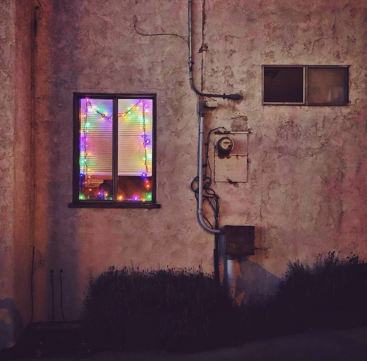 itsOsoPorto's tweet photo. Insta 2yrs ago: Tinted windows. #beachtown #neighborhood #manhattanbeach #streetscene #christmaslights #curbappeal #hillside #sandsection #losangeles #california #staysafe https://t.co/SOJwawd8qj https://t.co/3iTNCpgZ5A