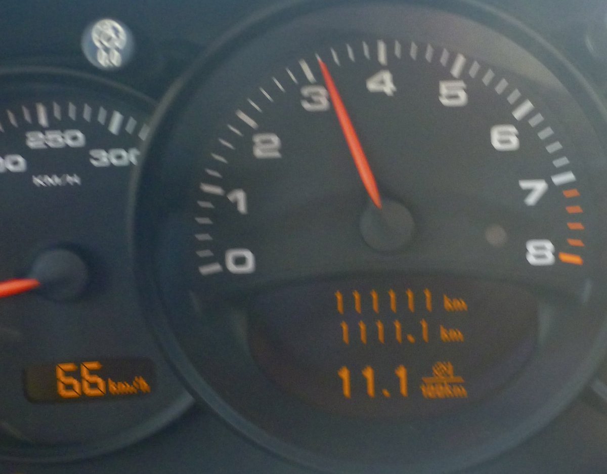 996Gamazon's tweet photo. まずはこのツイートから。
先ほど達成。

あと時速11キロ、11:11で完璧だったのだけれど無理でした。

#ポルシェ911 #ポルシェ996 #ゾロ目 https://t.co/x2jvq21I3i