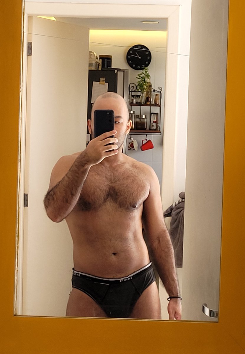 velocirapinto's tweet photo. Janeiro 2022 // Dezembro 2022

como eu não sigo #modinhas, ao invés de #trincar eu ganhei barriga - leia-se fiquei mais gostoso - neste ano desgraçado que passou. https://t.co/YHkZVZLeXa