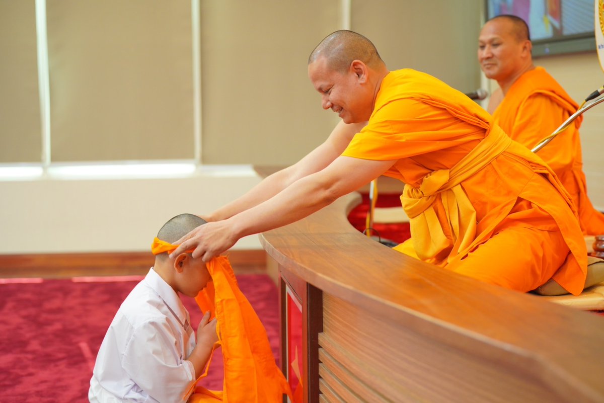 Psanitwong's tweet photo. พิธีบรรพชาสามเณรธรรมทายาท ณ วัดพระธรรมกายกัวลาลัมเปอร์ มาเลเซีย ในวันเสาร์ที่ 24 ธันวาคม พ.ศ. 2565
โดยมี พระครูวิเทศภาวนาวิธาน วิ.(ชาญชัย ปิยวาจโก) เจ้าอาวาสวัดพระธรรมกายปาล์มบีช USA  เป็นพระอุปัชฌาย์ https://t.co/wL1OSdbpXC