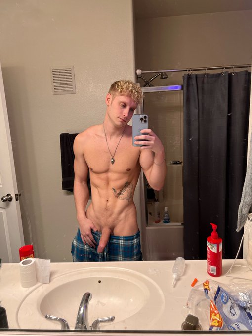 The gym has been really paying off! What do y&rsquo;all think?😇 https://t.co/HYhD5Oic6V