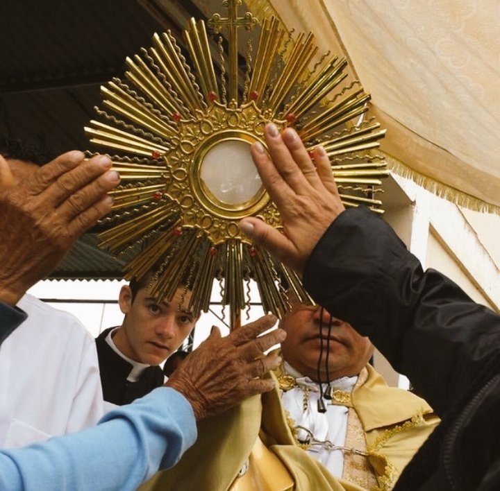 Alabado sea el Santísimo Sacramento del Altar