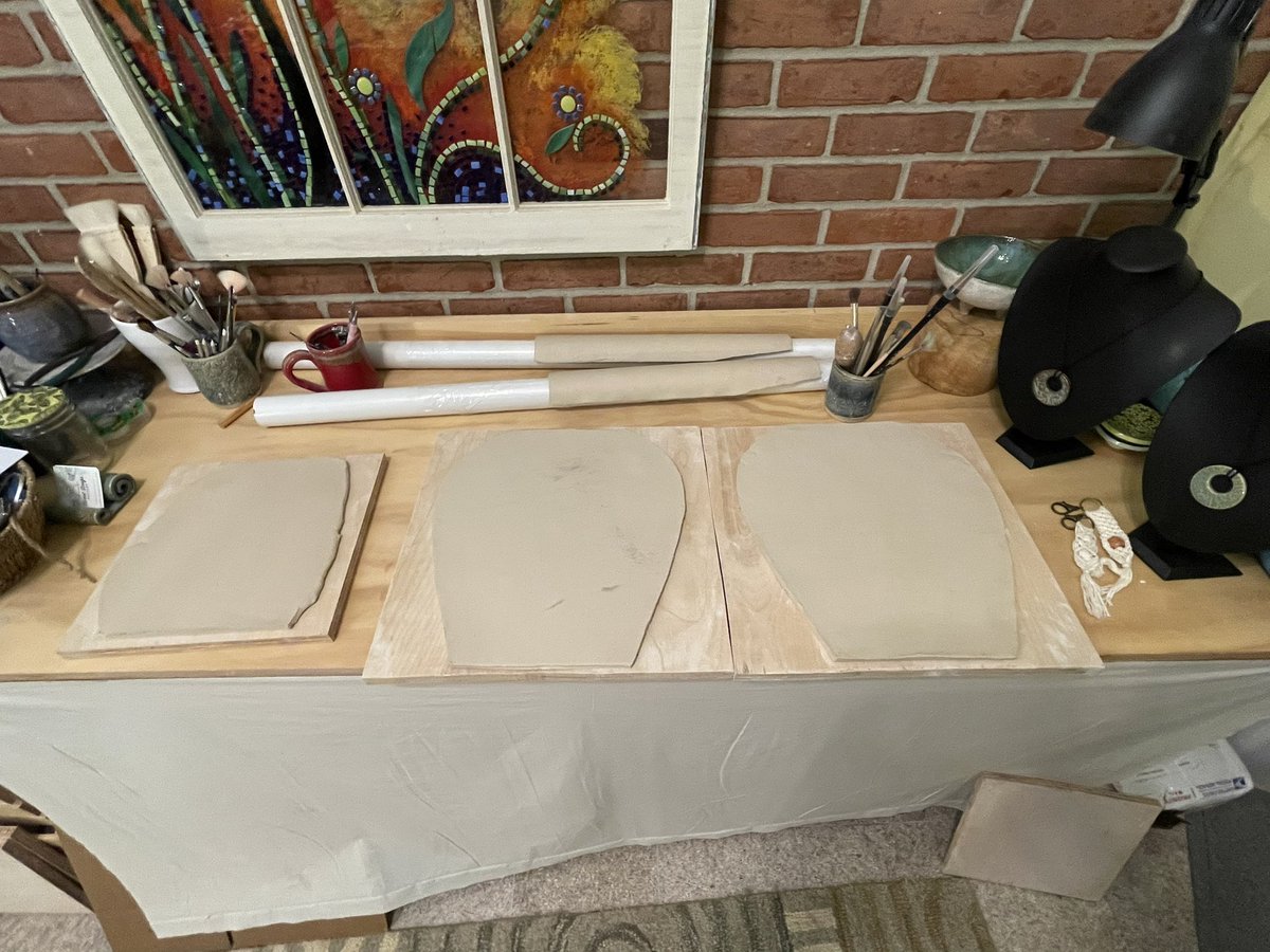 SDArtWork's tweet image. Evenin all! 
Backing off my normal social media presence over the next few days as I continue to build new pieces. Hope e1 had a great Holiday and I’ll be popping in now and again! 
Hugs to all! 🎉❤️❤️
#ceramicfineart #slabbuilding #bmix