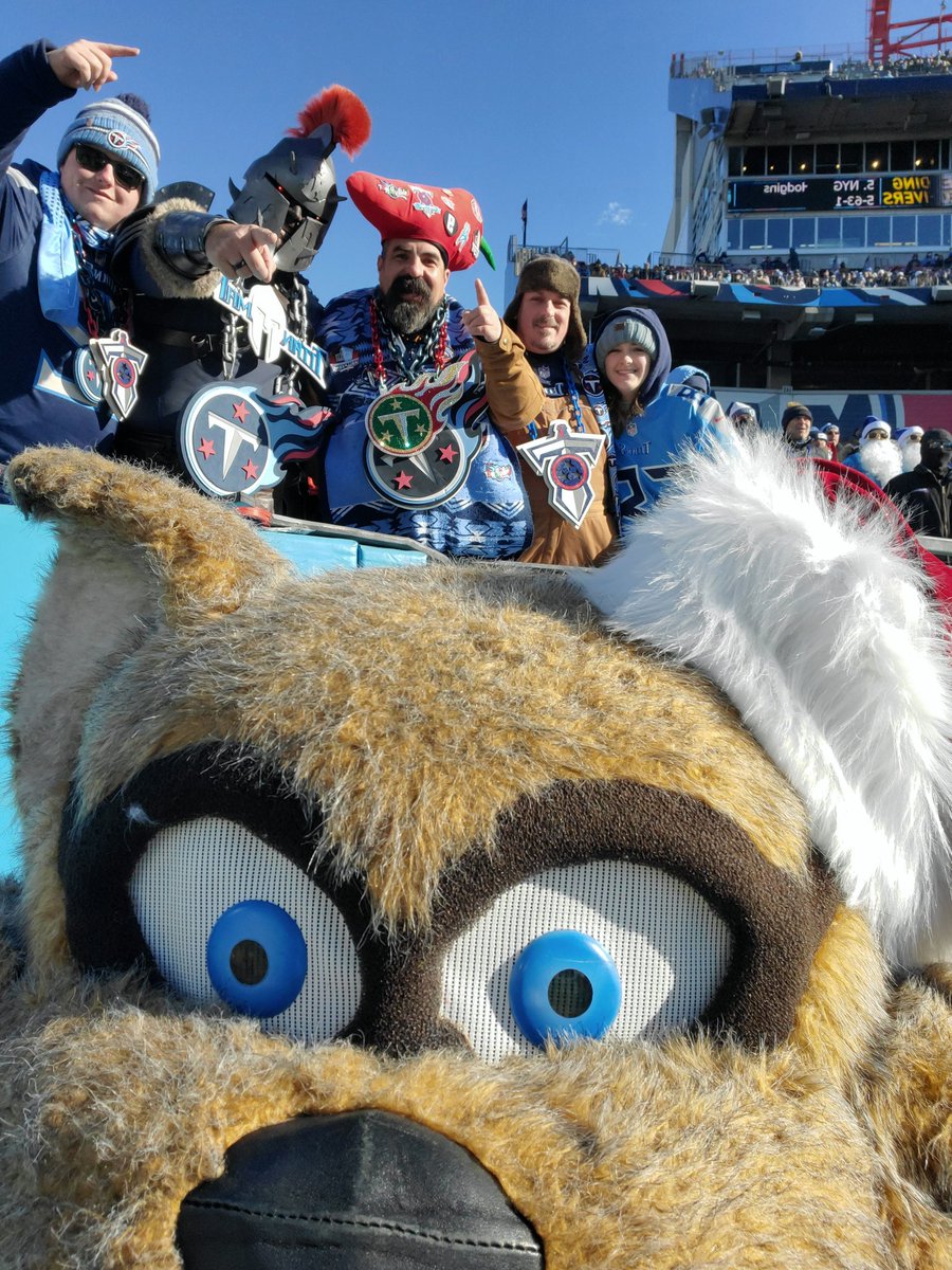 Titanman615's tweet photo. @Titans_TRac thanks for the selfie and the @SNICKERS bar at the game !!! @Skullspliter1
#TitanUp #Titans #TennesseeTitans #Titanman #Titanman615 #Chillypepper https://t.co/0M06MLEgxt