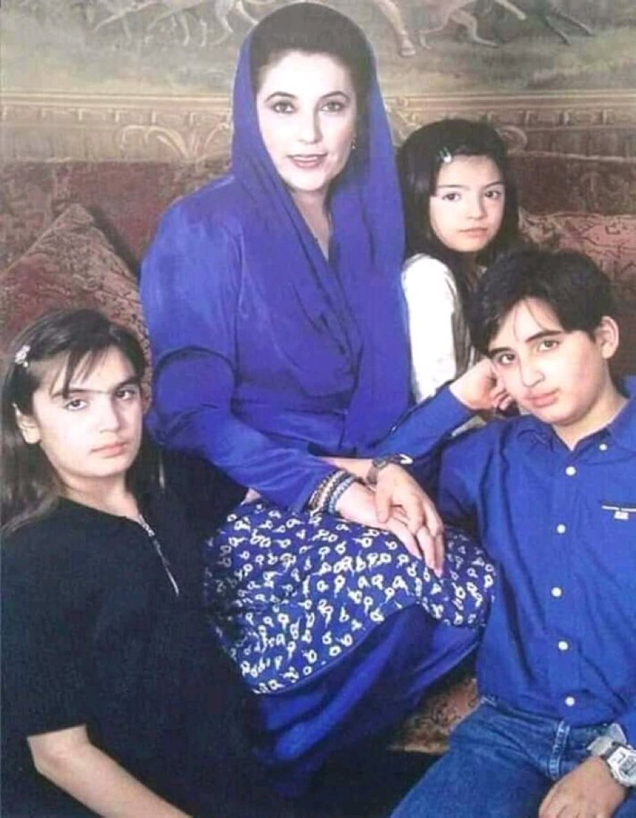 Shamylaroy's tweet photo. وہ ماں تھی تو بے مثال تھی
وہ راھنما بے مثال تھی 
وہ بے نظیر اپنی مثال آپ تھی! 
کیا کمال حسن جمال تھی! وہ بینظیر بے مثال تھی!
#بےنظیر https://t.co/aF4gbBZCNQ