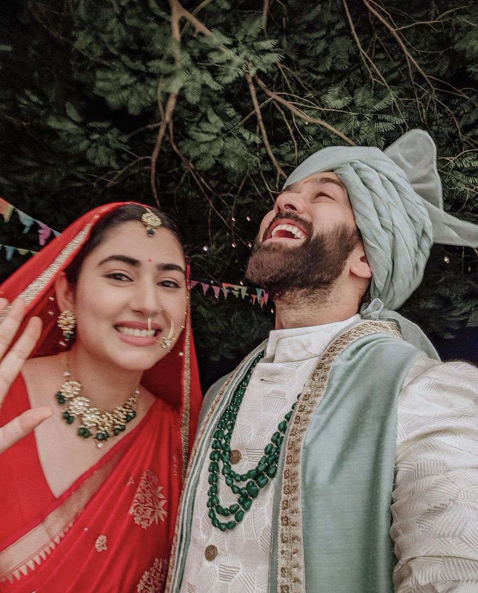 samosaforlife's tweet photo. Are we #TeamDulha or #TeamDulhan ?
#RaYaKiShaadi ❤️
Also this pic🥺💗
#NaShaKaNasha 
#BadeAchheLagteHain2 https://t.co/Nai21C3PRE