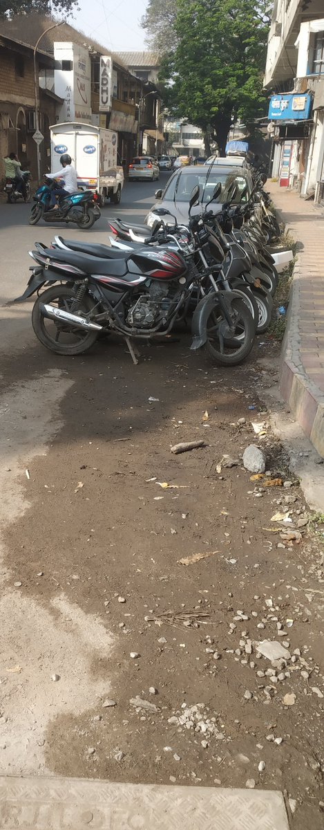 Swapnil_G_'s tweet photo. @PuneCityTraffic No markings for reserved parking section! Location: HDFC Bank corner, Camp, Pune. https://t.co/DuCnh1s5vC
