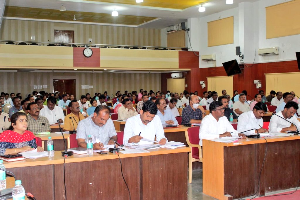 VBGRAMGKAR's tweet photo. RD commissioner @shilpa_nag chaired the progress review meeting at Raichur today. 

Job cards were distributed to gender minorities and the calendar for the year 2023 was released during the event. 

ZP CEO and other officials were present.

@ZillaRaichur
@mgnregstpraich1 https://t.co/2p5NkLQoz0