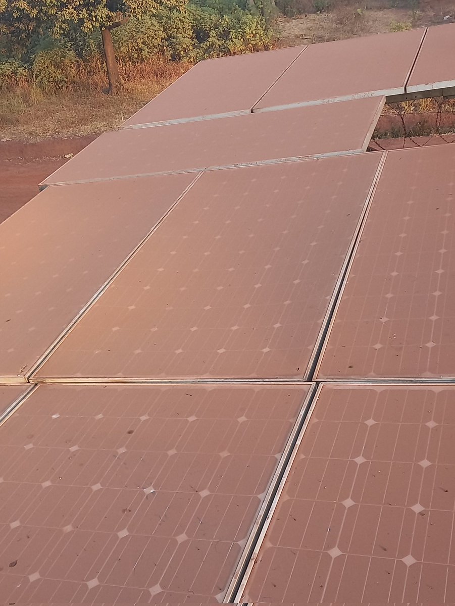 pamessoua's tweet photo. Nettoyer ses panneaux solaires de façon régulière n’est pas qu’une question d’esthétique. En effet, lorsque la saleté s’accumule de façon importante sur eux, ils peuvent perdre en rendement. 
Pour vos installations et maintenances préventives, faites appel. https://t.co/UtsQfwn4Yd