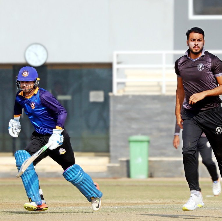 iamAhmadMustafa's tweet photo. Ahmad Shahzad registered his 3️⃣rd consecutive fifty in Pakistan Cup &amp; overall 4️⃣2️⃣ in the List A. ✌🏻🙌🏻

STATS:

🔹7️⃣1️⃣ RUNS

🔹9️⃣1️⃣ BALLS

🔹0️⃣9️⃣ FOURS

#AhmadShahzad #PakistanCup https://t.co/gzbKAtFFMB