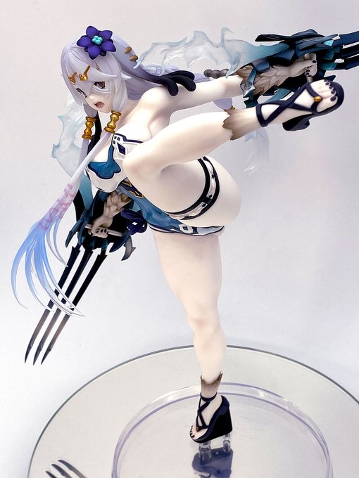 こういう大胆で迫力のあるポーズを色々な角度から
見れるのはありがたいですね。
膝の造形もかなりリアルに作られており
イラスト資料としての役割も十分に果たしてくれそうです。 