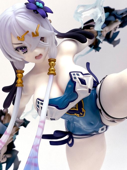 この少し俯瞰気味から見える股ぐらがグッときます! 