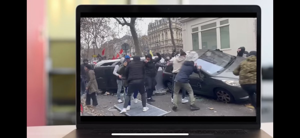 _Aura_Aura_'s tweet photo. #Kurds refugees living in #France welcome #Christmans in #Paris like this 👇 https://t.co/ggRePMhayV