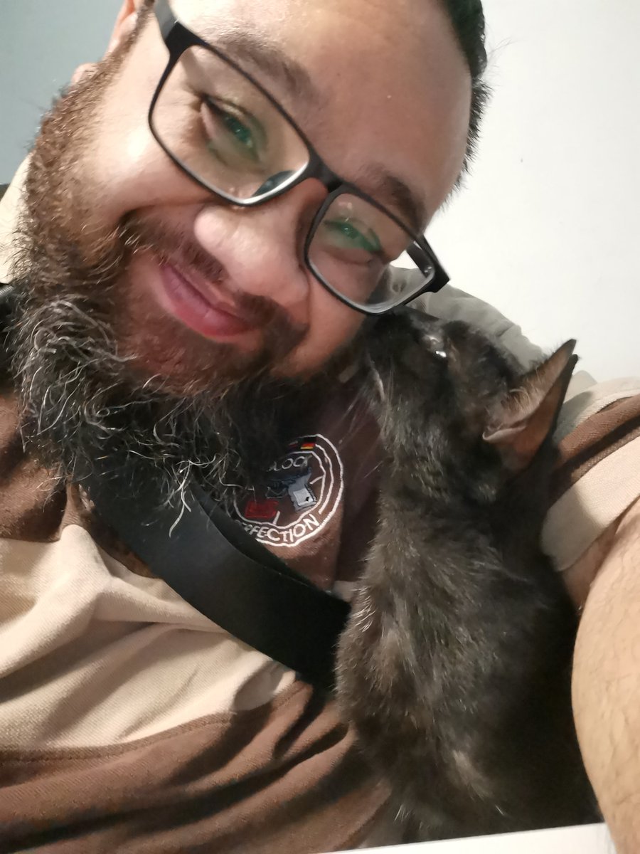 HadiZuhadi's tweet photo. Had company during the morning laundry run.
#laundrycat #furrycompany https://t.co/Sy4L0qre0N
