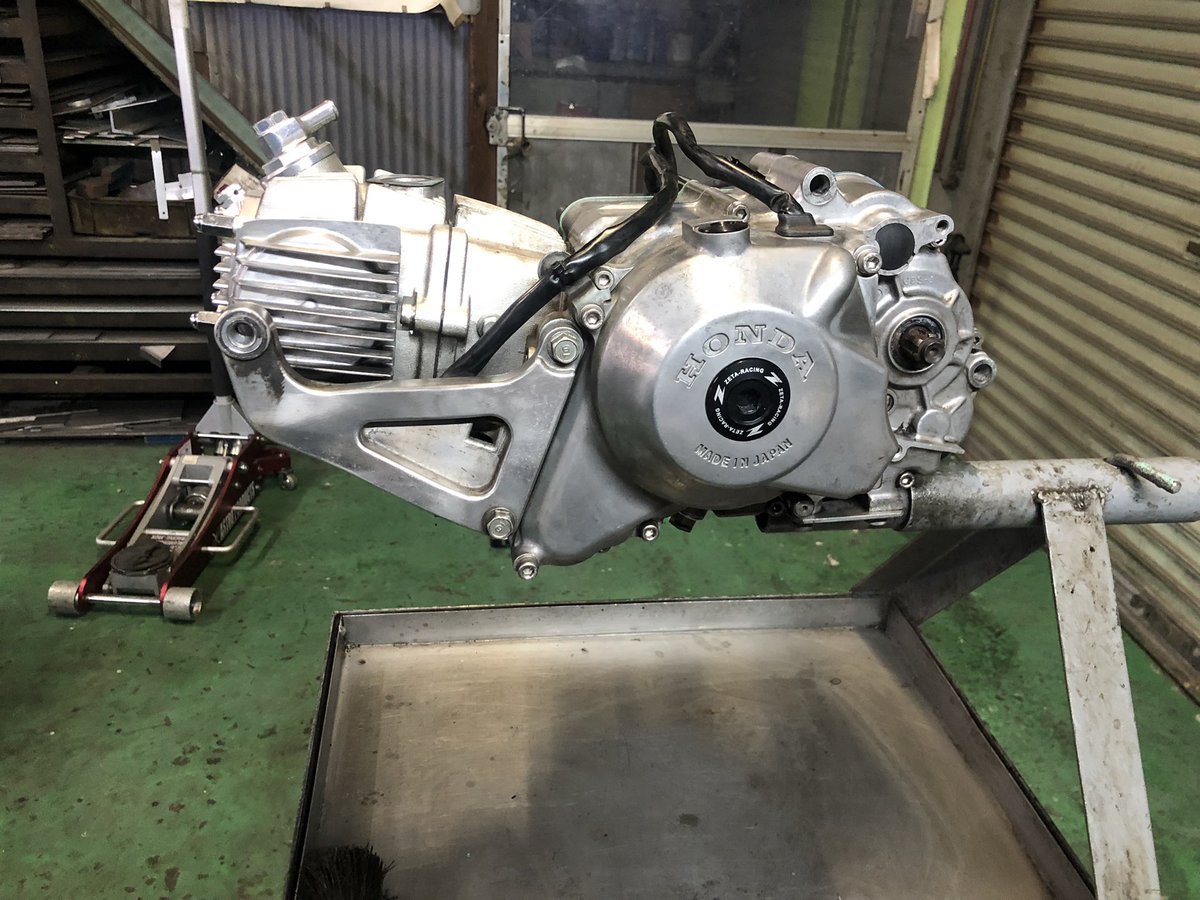 aotama16's tweet photo. gior-cub
エンジン異音。エンジン下ろしました。

クランクコンロッドのベアリング。ピストン。シリンダー。終わってました😢

前回オーバーホールから2.5万キロ強。

ブリーザーBOXからの戻りをクランクケースに戻して居たのがオイルの乳化の原因で、エンジン破損に繋がったのかも？

次回仕様考察中 https://t.co/hASrbO1wGB