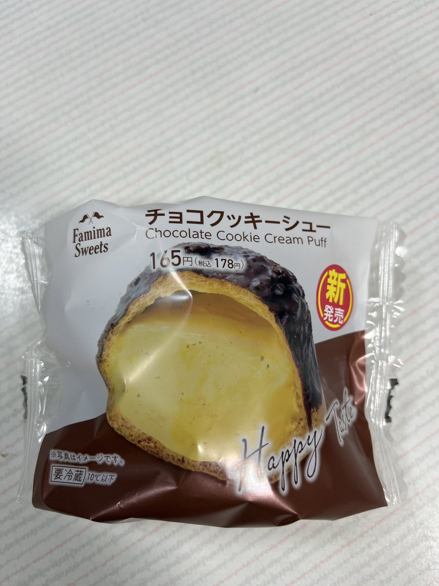 おやつ ファミリーマート チョコクッキーシュー コンビニスイーツ見慣れたせいか新商品には感じられないシュークリーム😆 チョコの甘さとザクっとした感じとカスタードは間違いなく美味しい😋