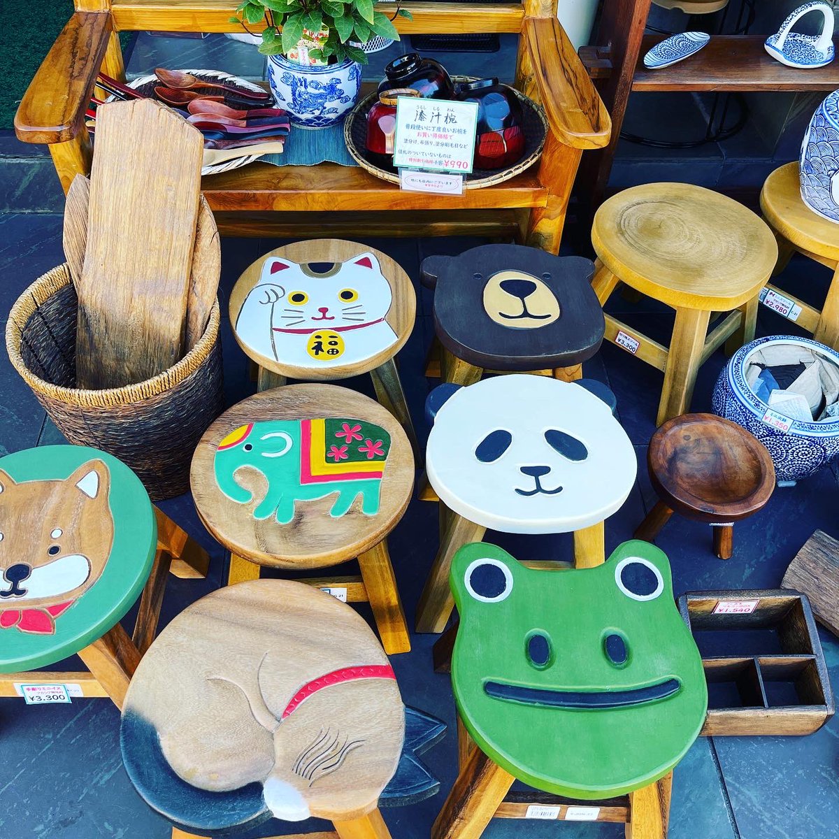 nishiogi_info's tweet photo. 東京女子大学の前にある家具やインテリアのお店MW（ムウ）が1月いっぱいで閉店とのこと。20%オフの閉店セールを実施中。店内は和物からアジアン、西洋アンティーク調までバラエティ豊かにいろいろ並んでます。 https://t.co/zeZJch9732