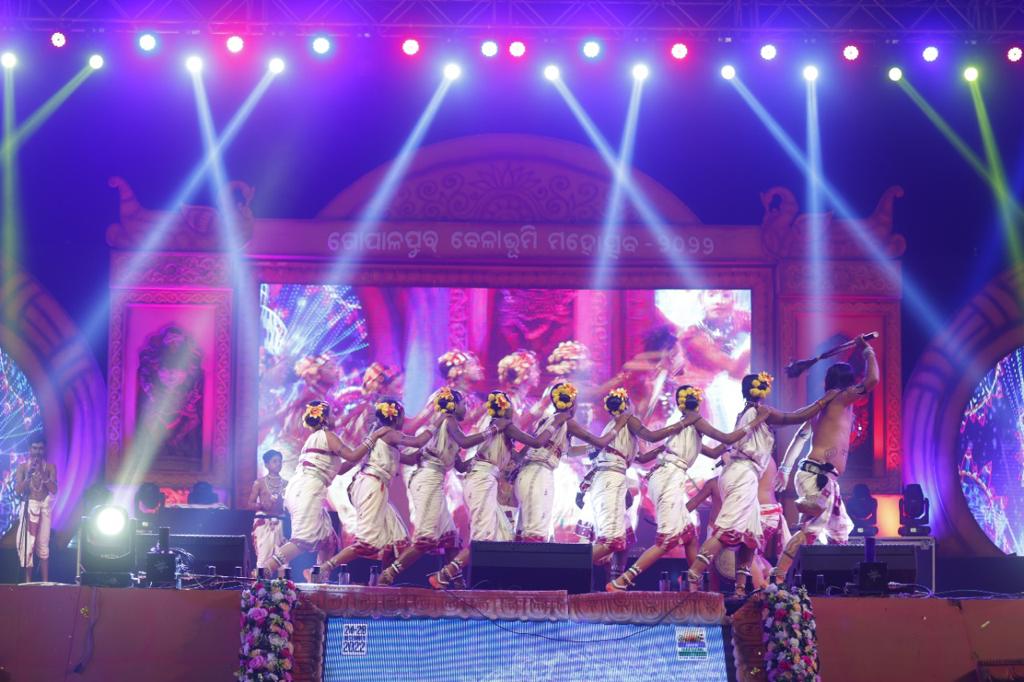 gopalpurfest's tweet photo. 𝗚𝗼𝗽𝗮𝗹𝗽𝘂𝗿 𝗕𝗲𝗮𝗰𝗵 𝗙𝗲𝘀𝘁𝗶𝘃𝗮𝗹 𝟮𝟬𝟮𝟮 #𝗗𝗮𝘆𝟯
Last night's performances featured a varied spectrum of cultural troupes; here are some photos to check out.
#gopalpurbeachfestival2022 #gopalpurbeach #gopalpurfest #culturalnight #culturaltroop #day3 #26thdec https://t.co/Eooly6UH33