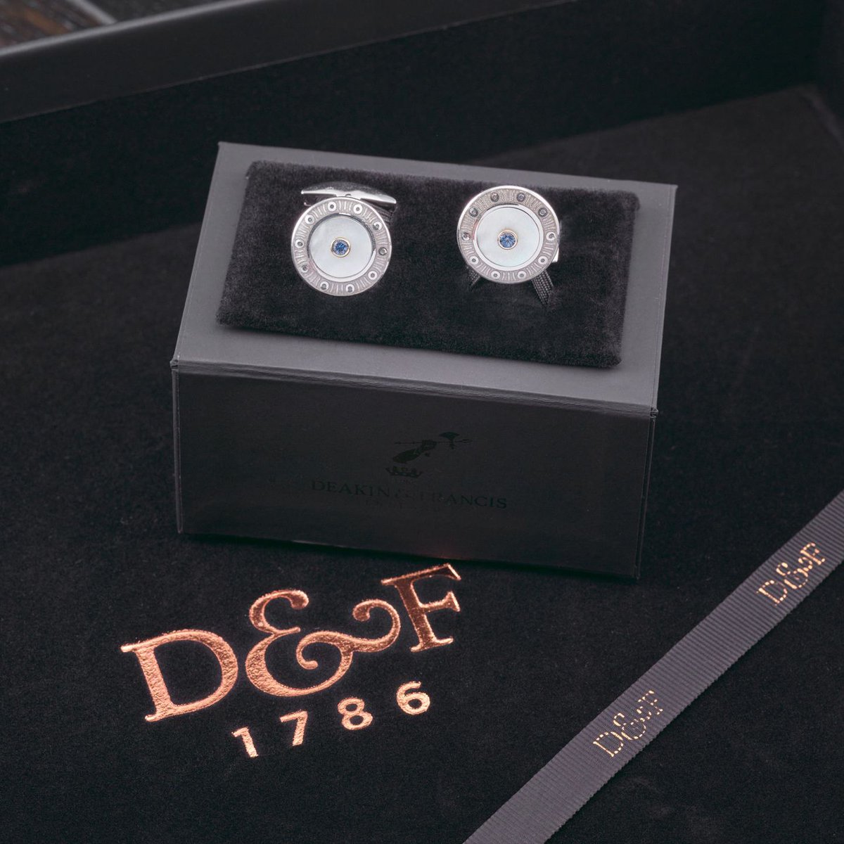 deakin_francis's tweet image. These 18ct gold cufflinks with sapphire represent exquisite artistry creating magic and joy. Whether you are a tradition-lover or fashionable man, you will never get disappointed. 

#DeakinandFrancis #DFHoliday #Cufflinks #18ctGold #FineJewellery #GiftsForHim