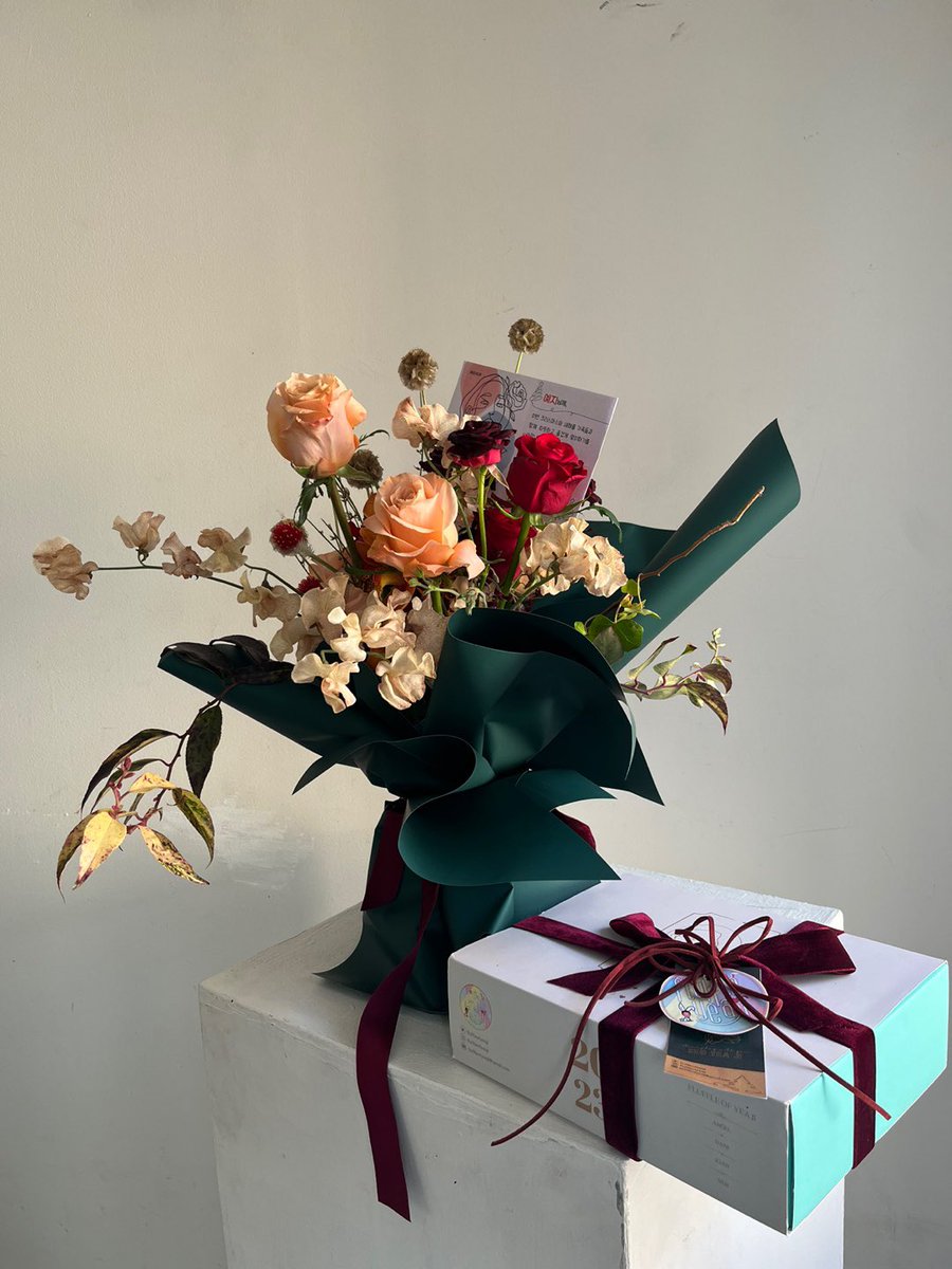 fluffleofyeaji's tweet image. 🎄 27 Dec 2022 🥂

To our best actress #SeoYeaJi,

We wish you and your family a warm and Merry Christmas and an exciting New Year! ✨