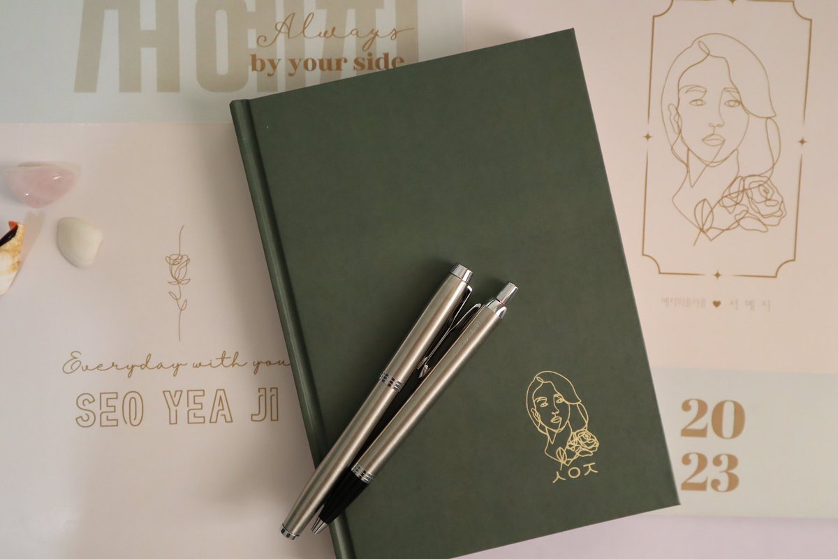 fluffleofyeaji's tweet image. 🎄 27 Dec 2022 🥂

To our best actress #SeoYeaJi,

We wish you and your family a warm and Merry Christmas and an exciting New Year! ✨