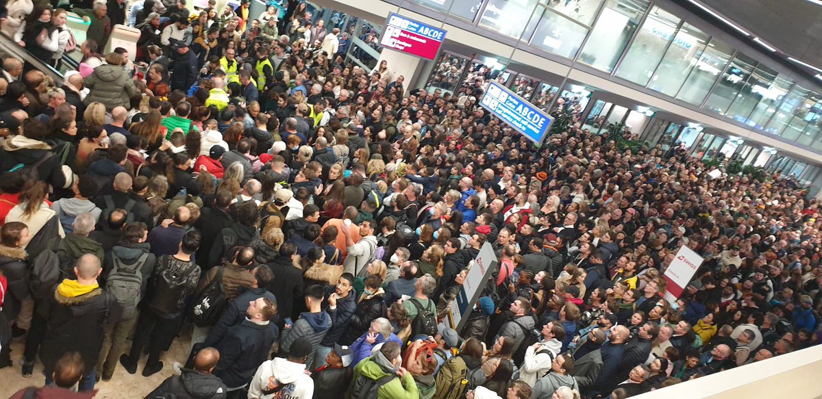 Qu’est-ce qu’il se passe <a href="/GeneveAeroport/">Genève Aéroport</a> ? #cointrin #evacuation #geneve #aeroport
