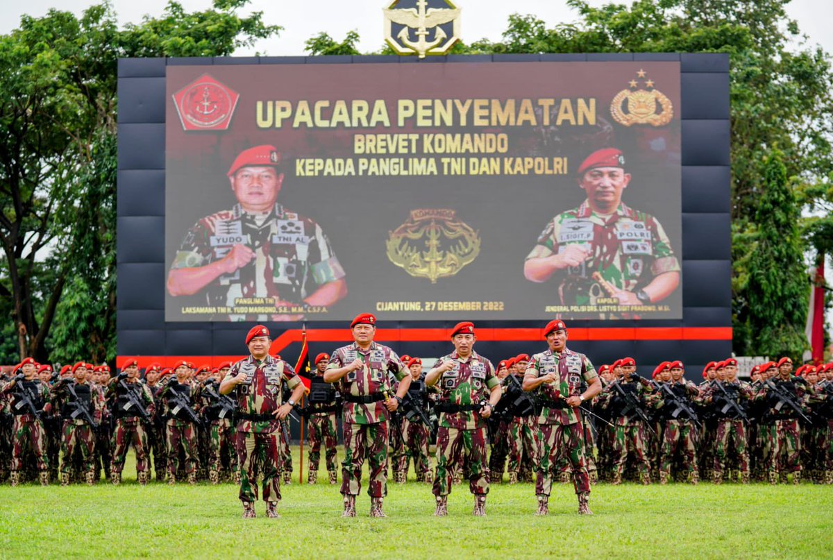 ListyoSigitP's tweet photo. Penganugerahan Brevet Komando Kehormatan Kopassus. Terima kasih atas kebanggaan yang diberikan, tentunya kebanggaan ini akan terus kami jaga sehingga dapat memperkuat sinergisitas dan soliditas TNI-Polri dalam mengawal dan menjaga NKRI mewujudkan tujuan nasional. https://t.co/gclDtAyYES