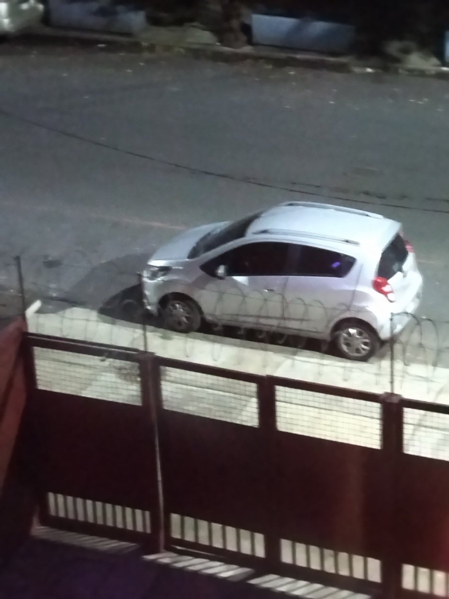 brisa2000's tweet photo. @UCS_CDMX reportó que auto está fuera de domicilio y se les indica a vecinos y no lo quitan es una entrada al edificio favor de mandar grúa a quitarlos dr. Barragán 70 Coloni doctores https://t.co/PSxRQx8FGP