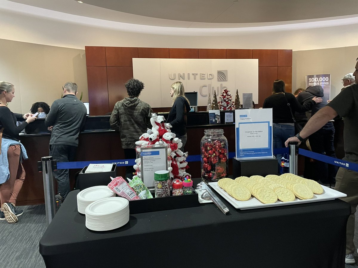 JJonusUA's tweet photo. DEN United Club - Holiday Sugar Cookie Station - where young pastry chefs can be creative pioneers with frosting and sprinkles. @weareunited @Tobyatunited @jacquikey @KevinMortimer29 @jwartner8 @raeindenver #DENPremiumService https://t.co/GjAbFhUzVv