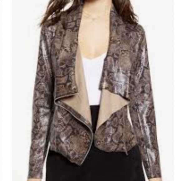 PattyFerrington's tweet photo. So good I had to share! Check out all the items I'm loving on @Poshmarkapp from @Jdhall60 #poshmark #fashion #style #shopmycloset #blanknyc: https://t.co/c54rqfceU7 https://t.co/iKxVzKAokQ