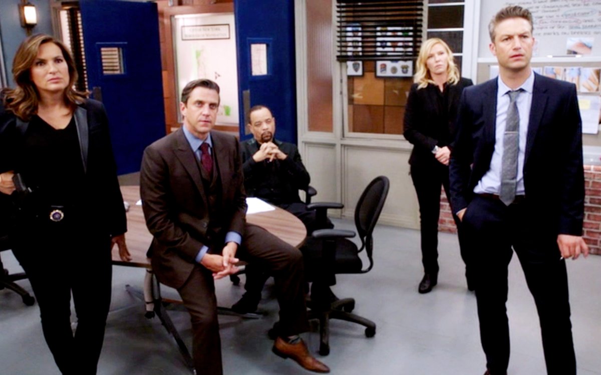 rollinsxcarisi's tweet photo. i miss this cast they ATE THAT https://t.co/zaDjVka0Fa