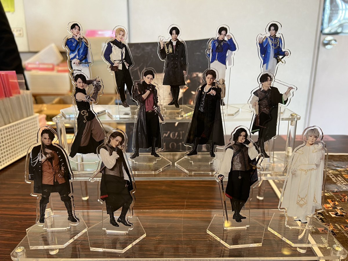Wizards_Storia's tweet photo. 皆様、改めまして「Wizards Storia-cadere-」を応援して頂きありがとうございました!

実は、
開演前と終演後でアクリルスタンドの位置が違ったのです!

配置にもとてもこだわってくださった物販スタッフさん。

ウィザストが沢山の方に愛されていることを改めて実感致しました!!

#ウィザスト https://t.co/RW4rcDqRc9