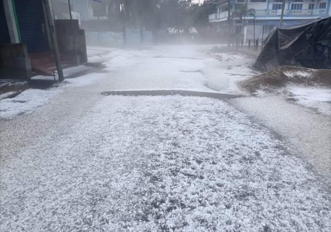 newsdailyassam's tweet photo. #PHOTO | Early morning visuals of hail storm in Moran, Assam.
Image credit: JogenMohanAssam /Twitter
#Assam #moran #moranhat #snow #hailstorm https://t.co/NhTVbq1Zs2