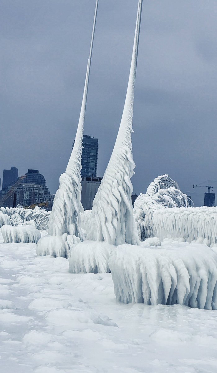 Gaia_GIg's tweet photo. Salí a congelarme un poquito y encontré arte ❄️. 
Hilito porque me daba penita subir solo 4. #Toronto #Invierno2022 🇨🇦 https://t.co/0BvpWORPDg