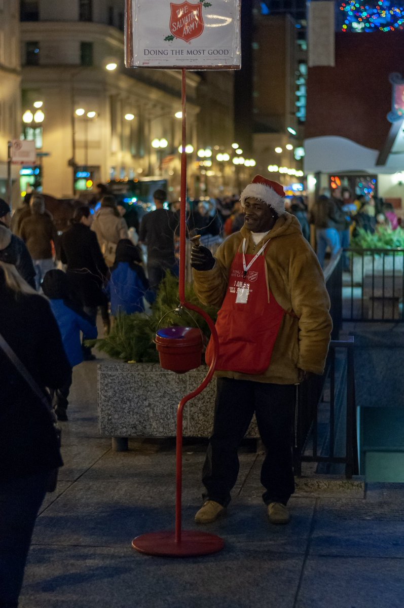 Statevillain's tweet photo. The Season of Giving… [from my archives. 11/24/2012] @salarmynci #SalvationArmy #downtownchicago #chicago #giving #nikond90 #nikonusa #streetsofchicago #chicagobynight #NightPhotography #streetphotography #streetphotographer https://t.co/MuP3fPdyXe
